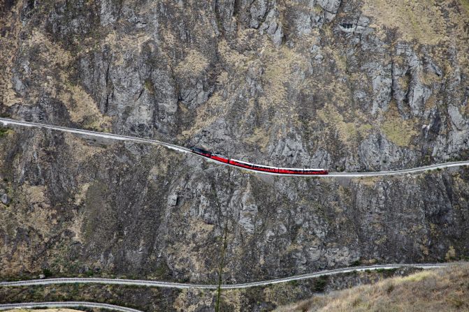 Tren Crucero navigates the Devil's Nose via a series of switchbacks, gaining an incredible 2,945 meters (9,662 feet) over just 56 kilometers (34 miles).