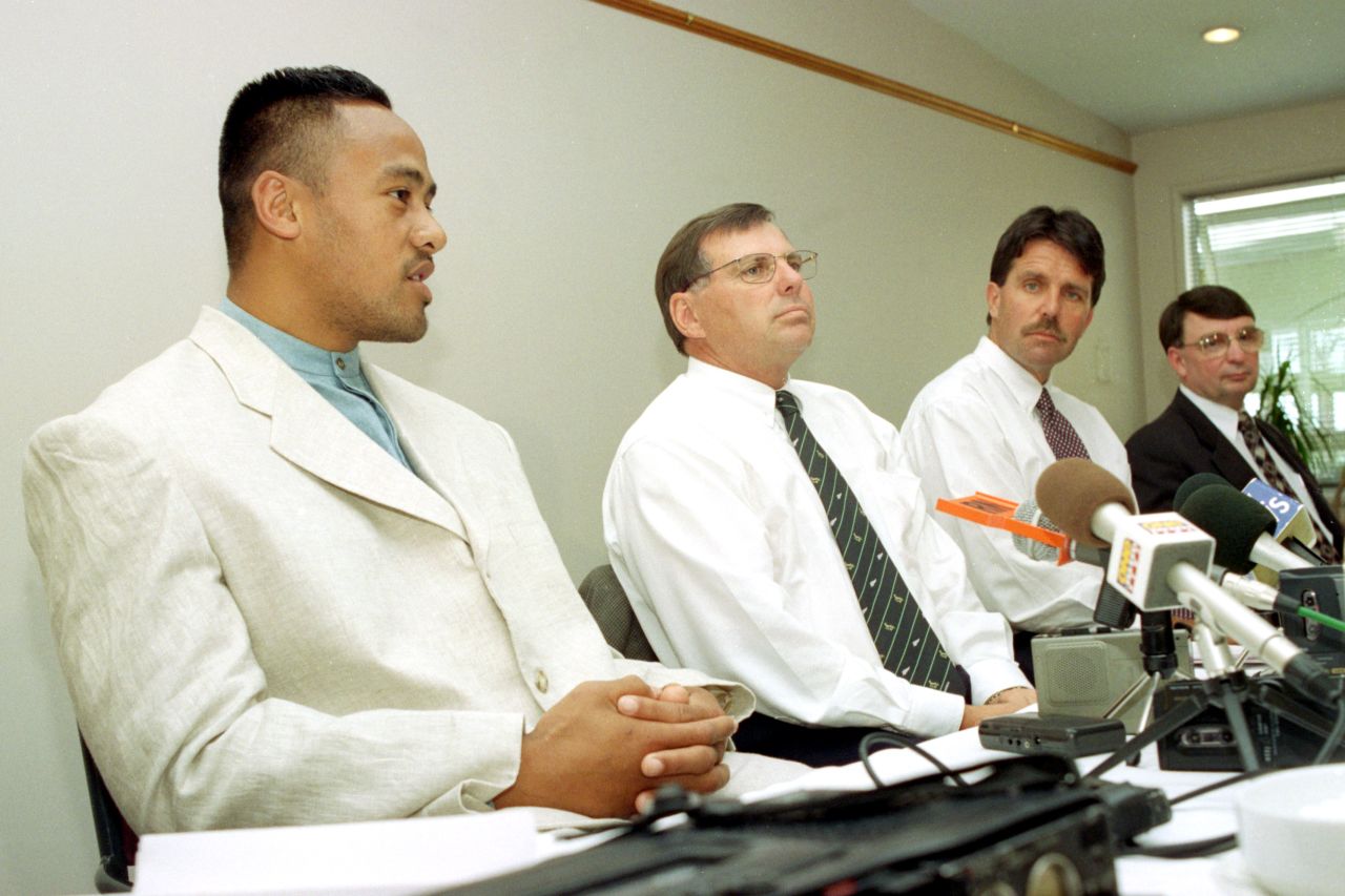 In 1995 Lomu was diagnosed with a rare kidney disorder, which required him to have a transplant in 2004.