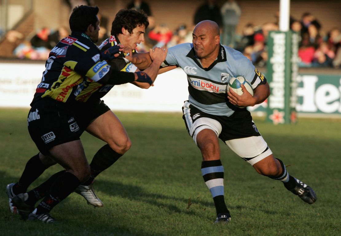 Prosser likened his fellow passenger's build to that of late rugby star Jonah Lomu, pictured right.