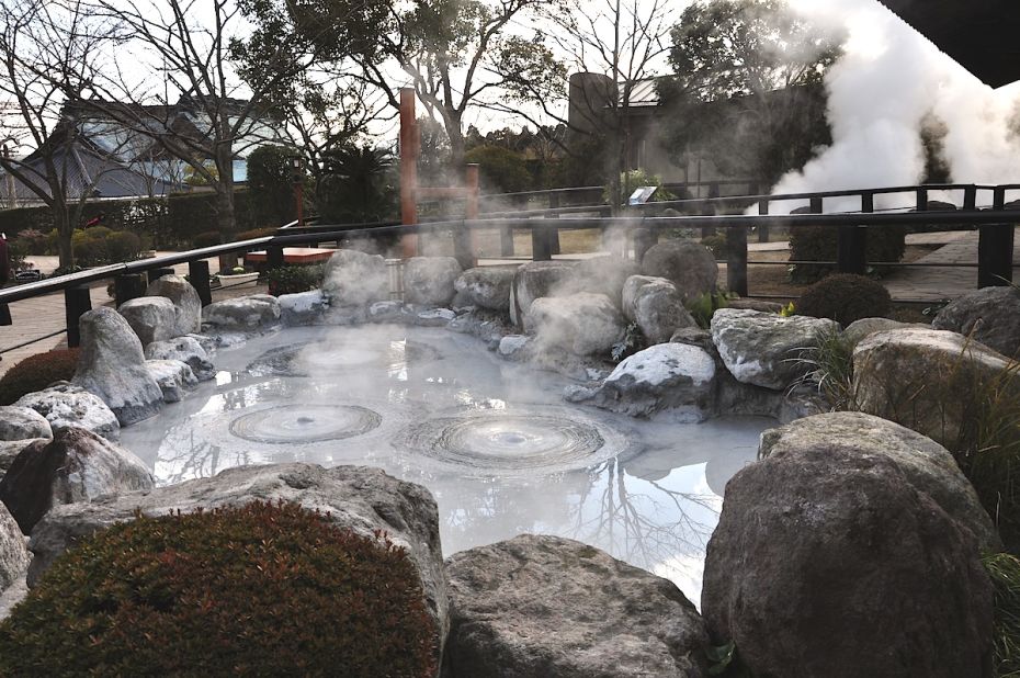 At Oniishibozu-Jigoku, it's all about hell, monks and mud. Boiling at a temperature of 99 C, the springs/gray mud bubbles are said to resemble the shaven heads of monks (bozu). 