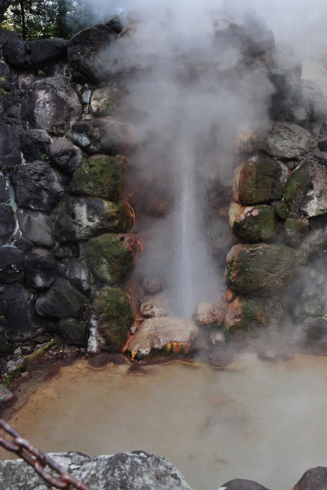 A natural monument of Beppu, Tatsumaki erupts every 30 to 40 minutes with a display that lasts six to 10 minutes. 
