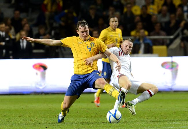 Kim Kallstrom in action for Sweden against England and he will now ply his trade in the English Premier League with Arsenal, who are battling Man City and Chelsea at the top for the title. 