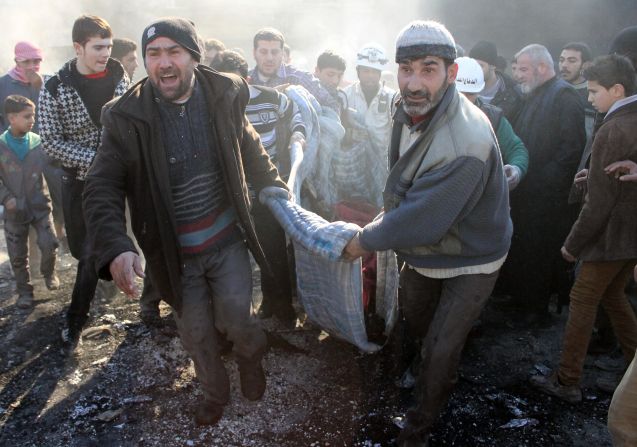 Sirios llevan un cadáver tras un ataque aéreo el 1 de febrero. 