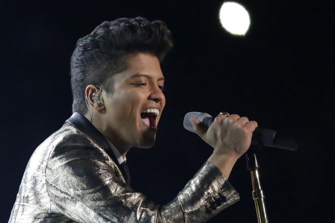 Bruno Mars canta durante el espectáculo de medio tiempo del Super Bowl XLVIII el domingo, 2 de febrero, en East Rutherford, Nueva Jersey.