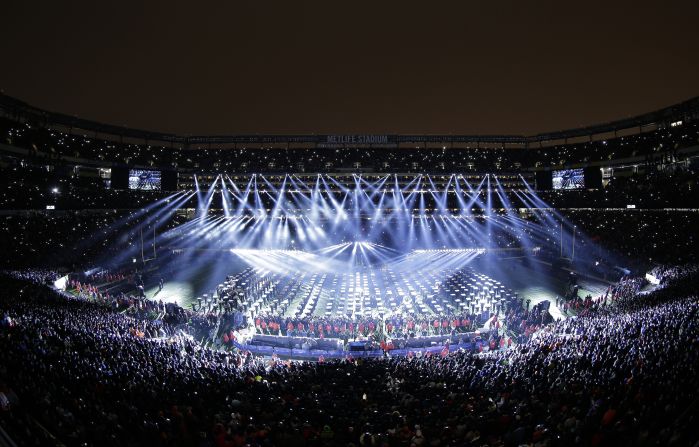 El escenario lleno de luces enmarcó la espectacular presentación de Bruno Mars.