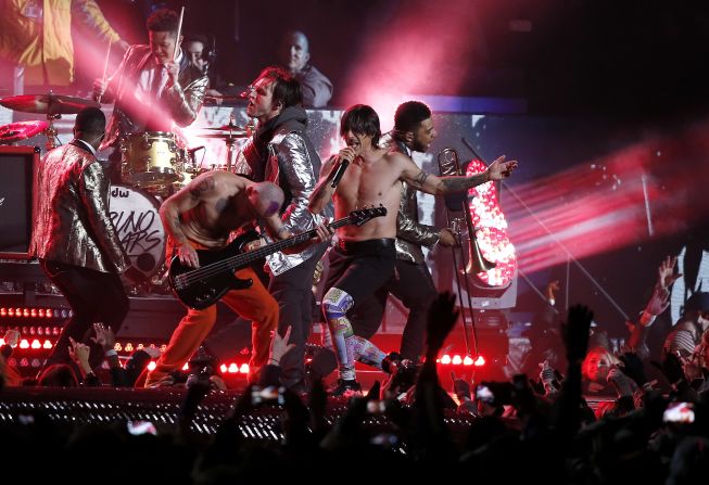 Los Red Hot Chili Peppers se unieron a Bruno Mars en el escenario para una interpretación de "Give It Away."