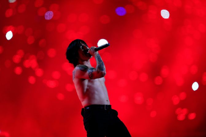 Anthony Kiedis de los Red Hot Chili Peppers en plena actuación.
