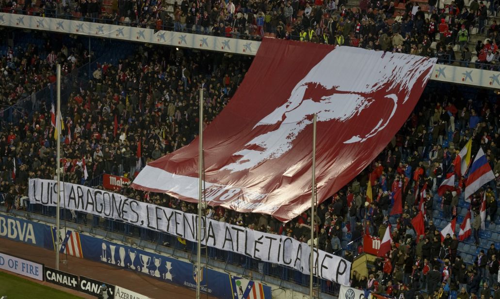 A giant banner was unfurled at the Vicente Calderon stadium in honor of former Atletico coach and player Luis Aragones.  
