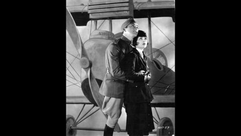 Los primeros Premios de la Academia se entregaron en una cena el 16 de mayo de 1929. La película que obtuvo el Óscar a la mejor película fue "Alas", estrenada en 1927, un film sobre pilotos de la Primera Guerra Mundial protagonizado por Clara Bow, a la derecha, Charles "Buddy" Rogers, a la izquierda, Richard Arlen y Gary Cooper. Incluso hoy en día, las secuencias aéreas de la película muda destacan como algunas de las más fascinantes en la historia. Otra pelicula, "Amanecer", recibió un Óscar por ser la "producción más singular y artística"; éste es un honor que fue eliminado al siguiente año. La academia no comenzó a usar un año calendario para los premios sino hasta con las películas realizadas en 1934 (la ceremonia se llevó a cabo en 1935).