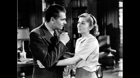 Después de "Lo que el viento se llevó", el productor David O. Selznick dio en el blanco de nuevo con otra adaptación de un éxito de librería, la novela "Rebecca" de Daphne du Maurier. Trajo a Alfred Hitchcock desde Gran Bretaña para dirigir a Laurence Olivier y a Joan Fontaine en una historia de una tímida joven que vivía bajo la sombra de la primera esposa de su pareja. "Rebecca" no solo fue la primera película estadounidense de Hitchcock, fue su única película en llevarse el Óscar a la mejor película.