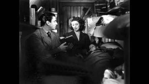 El esfuerzo de guerra de Hollywood estuvo en su apogeo con la película de William Wyler "La señora Miniver", protagonizada por Walter Pidgeon y Greer Garson como una heroica pareja cuya familia soporta bombardeos por parte de los alemanes durante la Batalla de Inglaterra. Garson también ganó el premio a la mejor actriz y recibió muchas críticas por un largo discurso de aceptación que se convirtió en parte de la leyenda de Hollywood.