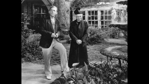 El cantante favorito de Hollywood se convirtió en su sacerdote favorito. Bing Crosby, a la izquierda, ganó el premio al mejor actor como el Padre Chuck O'Malley en "Siguiendo mi camino". Se encontró con la resistencia de un sacerdote viejo y malhumorado (Barry Fitzgerald) cuando trató de ayudar a una parroquia de iglesia empobrecida.