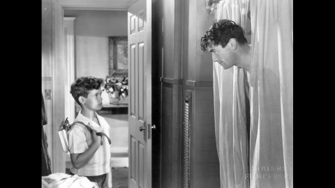 "La barrera invisible" de Elia Kazan continuó la exploración de Hollywood de temas más serios, esta vez el antisemitismo. Gregory Peck, a la derecha, interpreta a un reportero que participa en una operación encubierta haciéndose pasar por judío, por lo que su novia (Dorothy McGuire) se enfrenta a verdades incómodas sobre su vida WASP de clase superior. Un joven Dean Stockwell interpretó el papel del hijo de Peck.