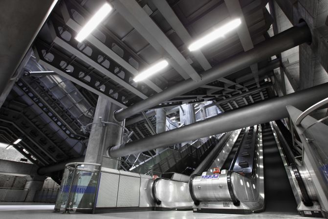 El metro de Londres pudo haber sido el metro más viejo del mundo pero esta estación tiene que ser la que tiene un aspecto más futurista. El diseño austero abrió unos días antes del nuevo milenio.