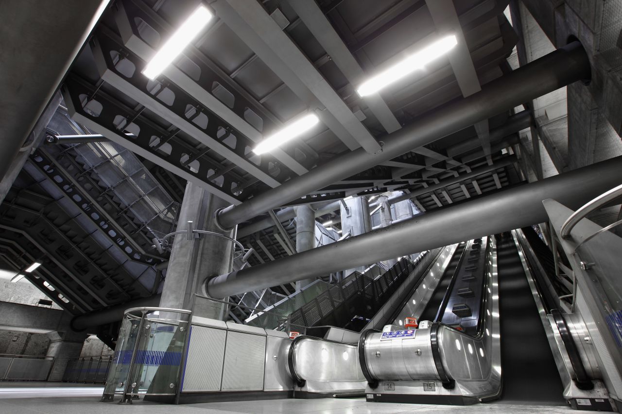 El metro de Londres podría ser el metro más antiguo del mundo, pero Westminster tiene que ser una de las estaciones con el aspecto más futurista de cualquier lugar. El diseño austero abrió días antes del nuevo milenio.