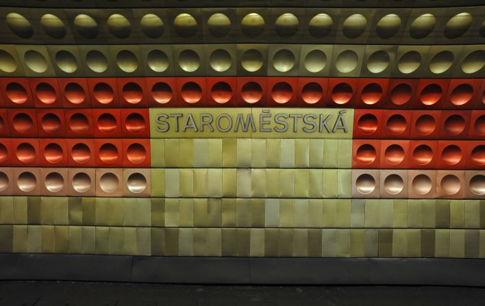 De hecho, todas las estaciones de Praga merecen un lugar aquí por su diseño inolvidable de paredes rizadas, diferente para cada estación y justo al lado divertido del buen gusto.