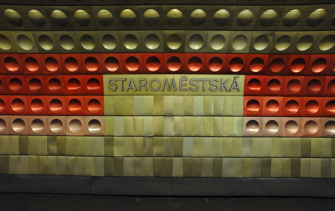 En realidad, todas las estaciones de Praga, no sólo Staromestska, merecen un lugar aquí por su inolvidable diseño de la pared con hoyuelos, diferente en cada parada y justo en el lado divertido del buen gusto.