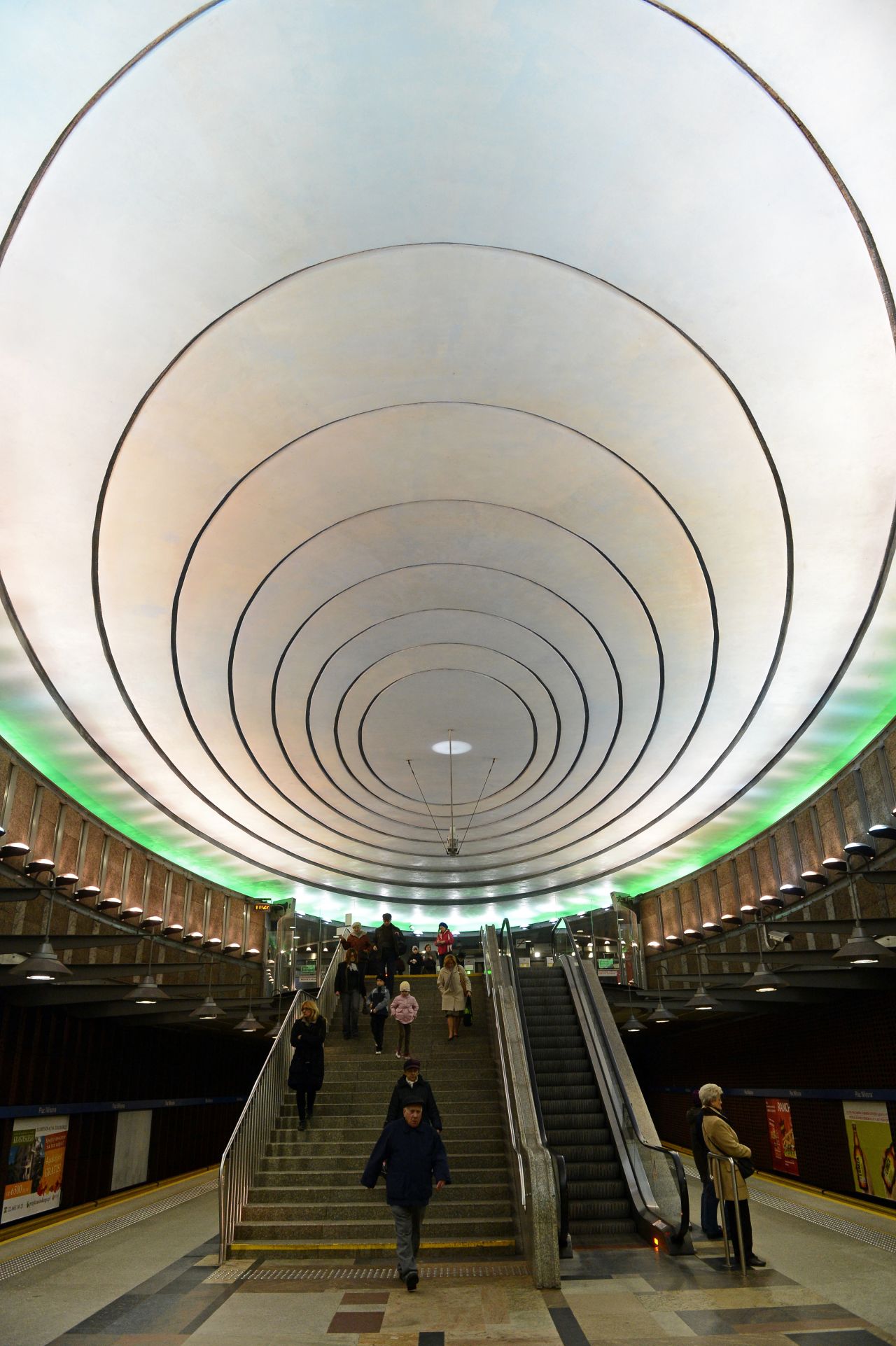 Esta parada subterránea del metro de 2005 en Varsovia, Polonia, nombrada en honor al presidente de Estados Unidos Woodrow Wilson, ganó un premio de diseño de metro, posiblemente de los ovnis que la visitan.