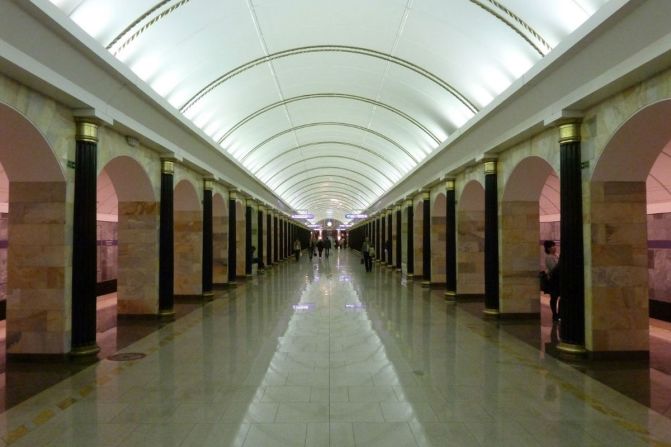 Las estaciones de Rusia están entre las más impresionantes del mundo. Esta estación de 2011 agrega una mezcla de un diseño clásico y moderno.