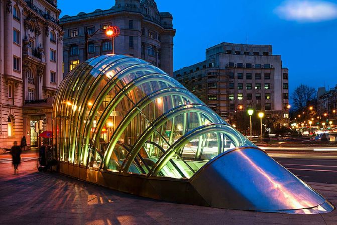 Recibe el nombre de 'Fosteritos' por su creador-arquitecto único, Norman Foster, las entradas de esta estación resumen el amor de Bilbao por su estilo vangaurdista.