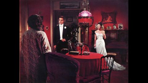 Para uno de sus últimos grandes musicales, MGM se volvió hacia Alan Jay Lerner y Frederick Loewe después de su éxito con "Mi bella dama" para crear un musical basado en la obra "Gigi" de Colette. La película dirigida por Vincente Minnelli con Louis Jourdan, al centro, y Leslie Caron, a la derecha, ganó todos los Óscar a los que fue nominada (nueve), entre ellos mejor película y director. El legendario actor francés Maurice Chevalier tuvo una canción memorable con "Thank Heaven for Little Girls".