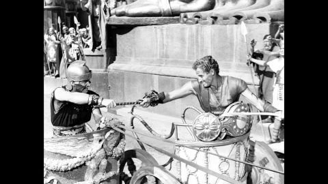 Las epopeyas bíblicas estaban de moda en la década de 1950, y la que más se destacó fue "Ben-Hur", de William Wyler. La película ganó lo que en ese entonces fue un récord de 11 Premios de la Academia, entre ellos mejor película, director (Wyler) y actor (Charlton Heston, a la derecha). La escena del carro, sin duda, ayudó a asegurarle a "Ben Hur" la clasificación" de No. 2 en la lista de las mayores epopeyas del American Film Institute.