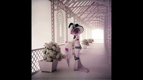 Los fans de Julie Andrews se molestaron cuando la estrella original de Broadway de "Mi bella dama" no fue escogida para la película musical de Lerner-Loewe. Audrey Hepburn podría no haber sido convincente como florista callejera en las primeras escenas de la ganadora al premio a la mejor película de George Cukor, pero nadie podía negar que lucía deslumbrante con los trajes de Cecil Beaton una vez que Eliza Doolittle se transformó en un cisne.