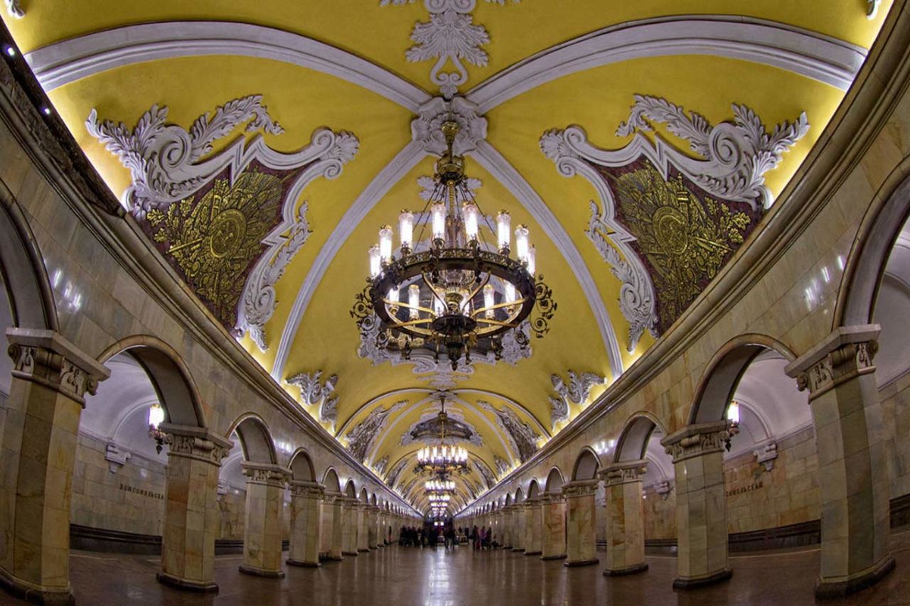 ¿Bailamos? Más parecido a un salón de baile que a una estación de metro, la decoración de estilo barroco de la parada de Komsomolskaya en Moscú, se inspiró en un discurso en tiempo de guerra pronunciado por Stalin.