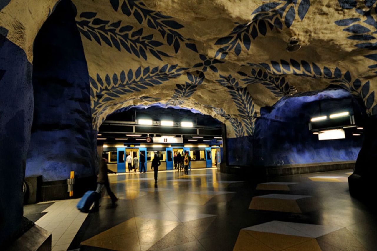 La estación central de Estocolmo se vuelve más extraña mientras más desciendes, hasta que llegas al nivel de la plataforma que se asemeja a una cueva y que luce sus diseños florales abstractos.