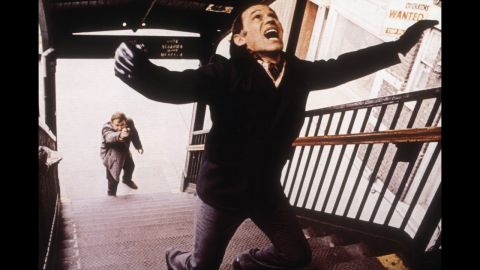 Gene Hackman como el detective "Popeye" Doyle va tras el sicario Marcel Bozzuffi en "Contra el imperio de la droga", de William Friedkin. Ésta ganadora del premio a la mejor película acerca de policías de Nueva York que tratan de detener un cargamento de heroína enorme proveniente de Francia presenta una de las escenas de persecución más memorables de las películas.