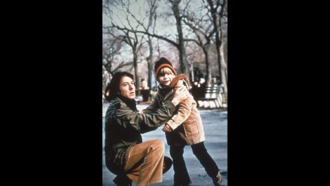 Dustin Hoffman interpretó el papel de un padre azorado que le había prestado poca atención a la vida familiar hasta que su esposa lo deja y él tiene que criar a su hijo (Justin Henry, a la derecha) solo en "Kramer contra Kramer". Una amarga batalla por la custodia del niño se inicia cuando la esposa (interpretada por Meryl Streep) decide que quiere a su hijo de vuelta. Tanto Hoffman (mejor actor) y Streep (mejor actriz de reparto) ganaron premios Óscar por sus papeles, y Robert Benton se llevó los premios al mejor guión y mejor director por la película.