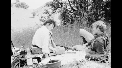 El libro autobiográfico de Isak Dinesen se convirtió en una película que ganó siete premios Óscar. Meryl Streep interpreta a la independiente autora danesa, quien pasó parte de su vida de casada en África Oriental Británica, y más adelante en Kenia. Se enamora de un cazador profesional, interpretador por Robert Redford, mientras su frágil matrimonio se desmorona.