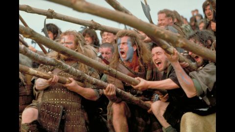 Mel Gibson dirigió y protagonizó la historia del guerrero escocés William Wallace, quien dirigió al ejército escocés contra los invasores ingleses liderados por el rey Eduardo I. La película ganó cinco premios Óscar, entre ellos mejor película y mejor director. Además, ha llevado a un sinnúmero de equipos deportivos a gritar "¡Libertad!" mientras se enfrentan a sus contrincantes.