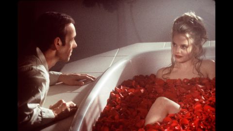 Kevin Spacey interpreta a un gerente intermedio frustrado, que se enamora de una de las amigas de su hija (Mena Suvari) en "Belleza americana". Además del gran premio, la película ganó un Óscar al mejor director para Sam Mendes y un Óscar al mejor actor de reparto para Spacey como parte de sus cinco premios. Otra cosa que también fue inmortalizada: una bolsa plástica flotando en la brisa.