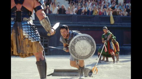 Russell Crowe interpreta a Maximus en "Gladiador", la exitosa película de Ridley Scott sobre un guerrero en la antigua Roma. La película se llevó a casa cinco premios Óscar, entre ellos el premio al mejor actor para Crowe.