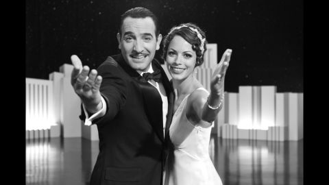 Jean Dujardin y Bérénice Bejo protagonizan "El artista", la primera película (en su mayoría) muda que ganó el premio a la mejor película desde "Alas", en 1927. La película, que trata sobre la fama y decadencia de una estrella del cine mudo, ganó cinco premios Óscar.