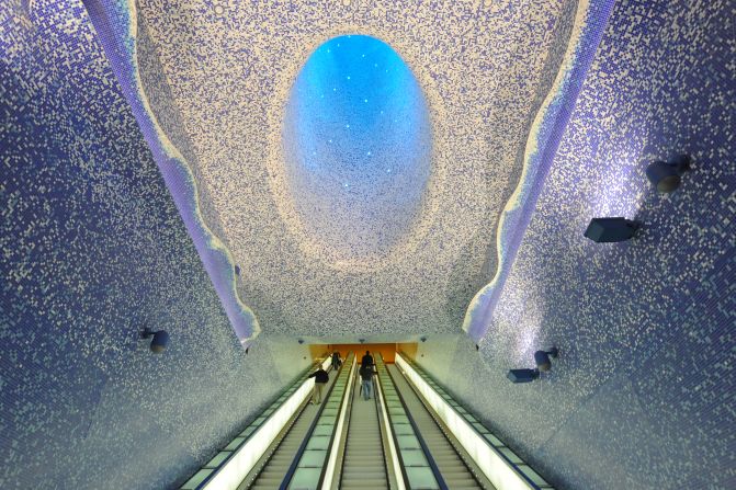 Una de las llamadas Estaciones del arte del metro de Nápoles, esta parada de 2012 fue diseñada con los temas de agua y luz.