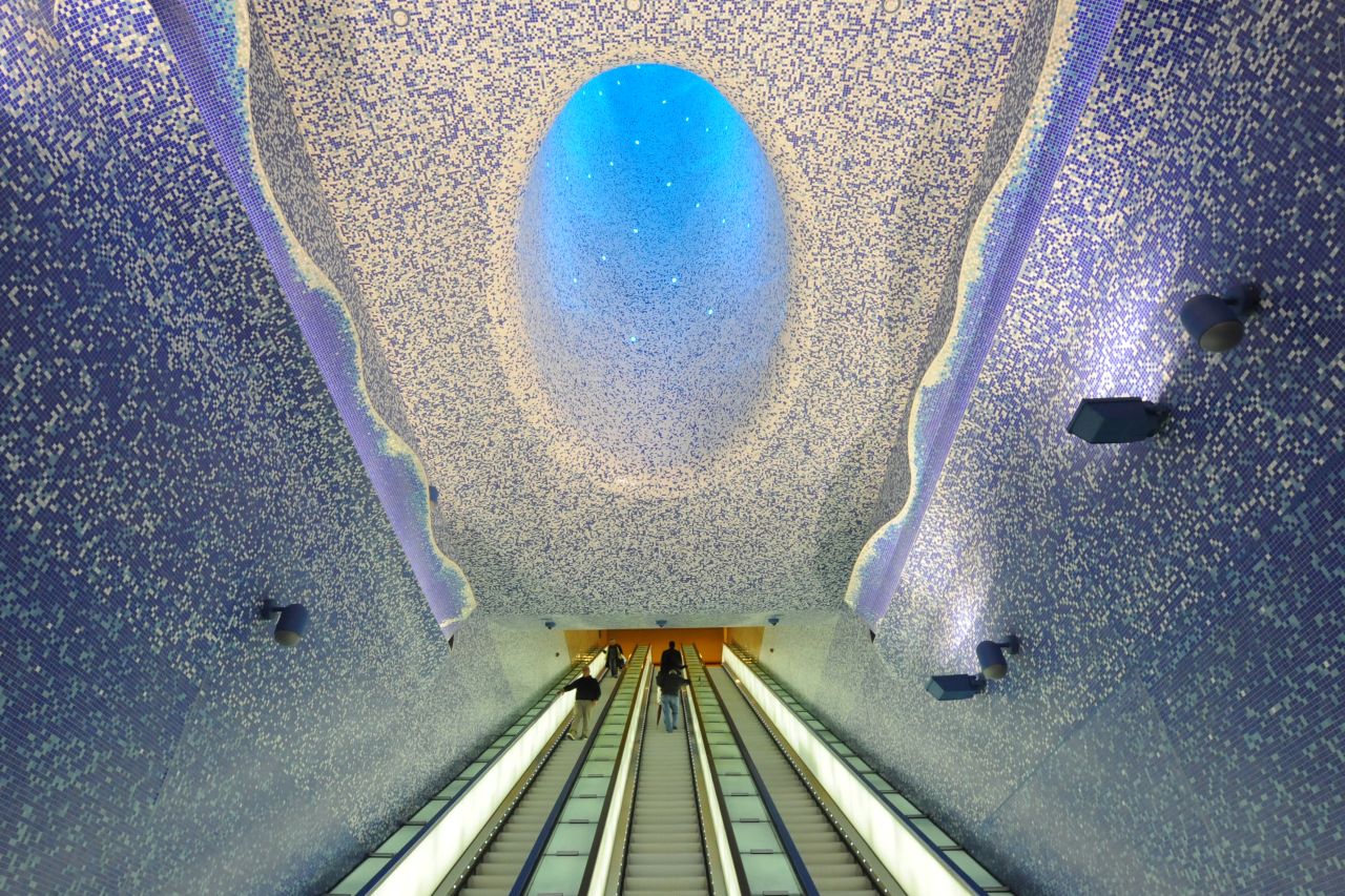 Una de las llamadas estaciones de metro artísticas de Nápoles, la estación de Toledo, fue diseñada en torno a temas de agua y luz.