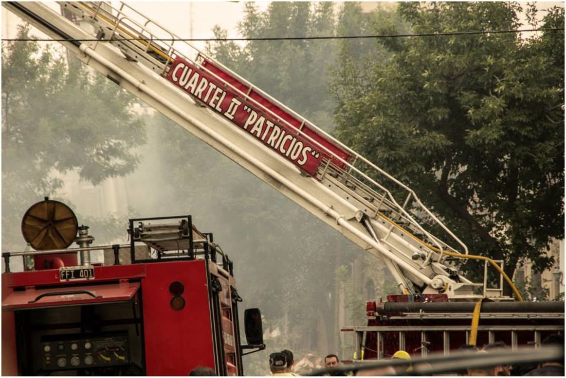 En la escena una de las máquinas de bomberos que acudió a Barracas. Lamentablemente varios de sus miembros murieron cumpliendo su trabajo.