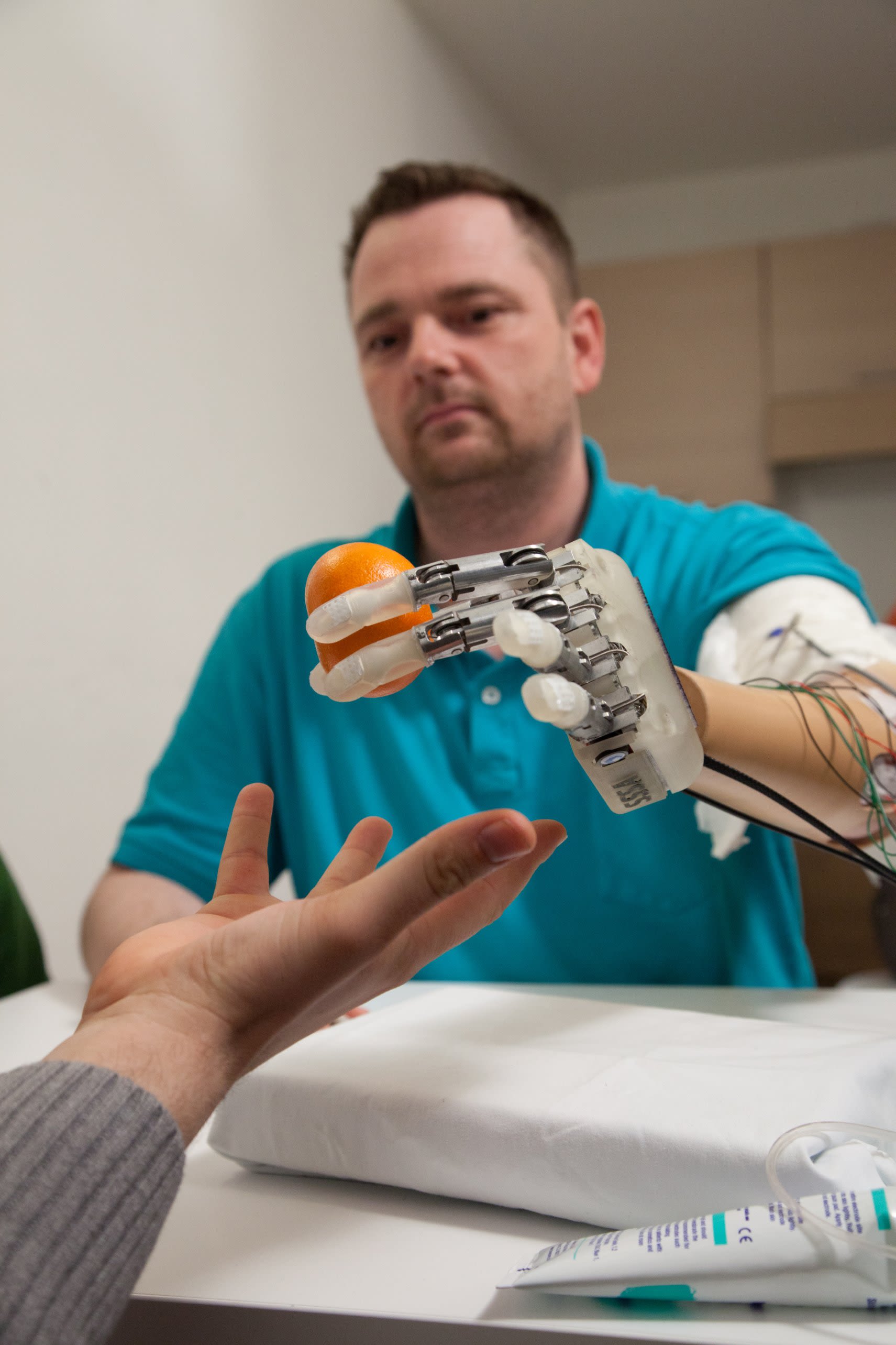 Artificial hand lets amputee feel objects