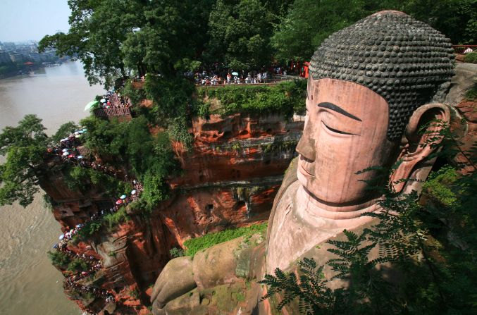 El Buda Gigante de Leshan en el Monte Emei es parte del patrimonio de la humanidad de la UNESCO, en la provincia de Sichuan, China. El buda sentado de 71 metros de altura fue tallado en una colina hace unos 1.200 años.