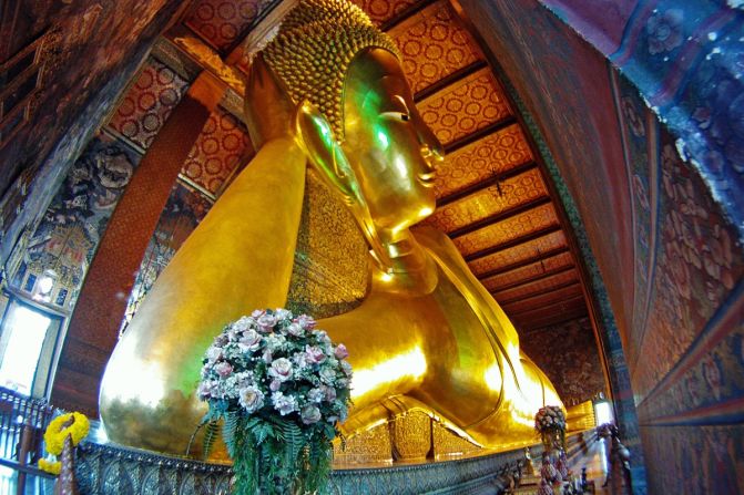 El complejo del templo Wat Pho de Bangkok es el hogar del Buda reclinado más grande de Tailandia. La estatua tiene una altura de 15 metros y 43 metros de largo.