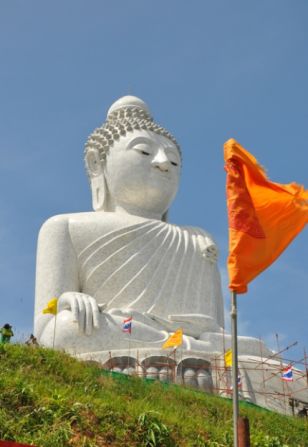 Oficialmente llamado Buda Phra Puttamingmongkol Akenakkiri, el gran Buda de Phuket cubierto de mármol tiene una altura de 45 metros. Su ubicación sobre una colina ofrece una vista de 360 ​​grados de la isla.