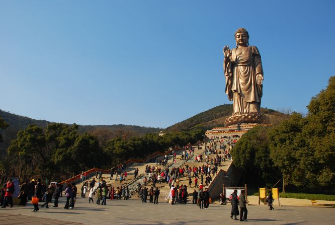 El Gran Buda en el parque Lingshan de China, Wuxi, provincia de Jiangsu, ha inspirado a los funcionarios de turismo a construir al menos 10 estatuas grandes de Buda por toda China. El buda de 88 metros de altura está hecho de 725 toneladas de chapa de bronce. El parque recibió 3,8 millones de visitantes el año pasado, recaudando más de 1.200 millones de RMB (194.400 millones de dólares).