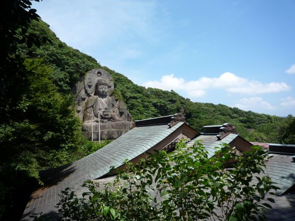 Located in the city of Kyonan, Chiba Prefecture, Nihonji Daibatsu at Mount Nokogiri is 31 meters high. This effigy of the Buddha of Healing was carved out the mountain in the 1780s.