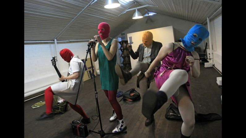 Қыздардың жыныстық қатынас кезінде зәр шығару видеолары Екі ресейлік аққұбалармен жыныстық қатынас