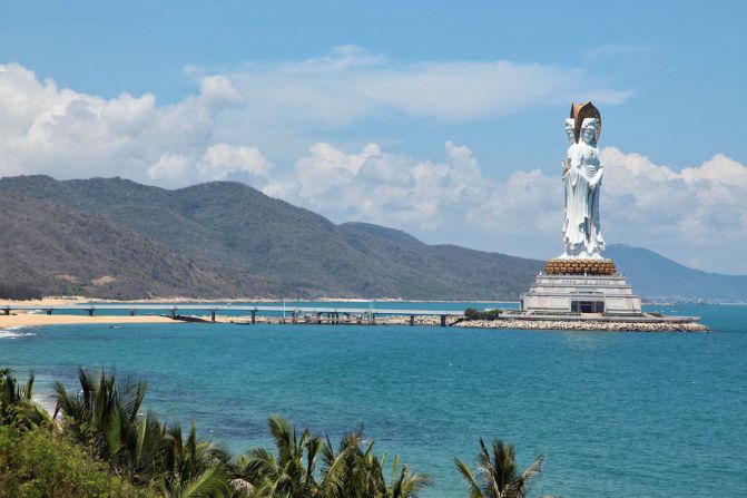 El Guanyin de 108 metros de altura en Sanya de la isla Hainan tiene tres facetas: una con vista hacia la tierra que representa la protección de China, las otras dos con vista al mar del sur de China que representa la bendición al mundo. Es la cuarta estatua más grande del mundo.