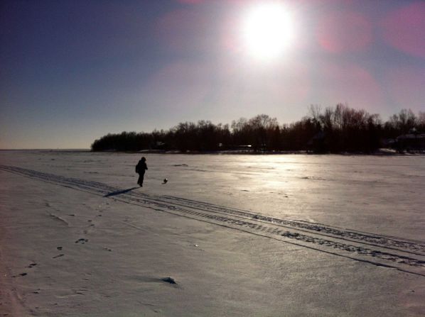 Will y su hijo, Oliver, también jugaron fútbol durante una hora en un lago congelado. "Le encanta el fútbol, y el extenso lago congelado era un campo genial. La nieve estaba lo suficientemente congelada, así que la pelota rodaba muy bien".