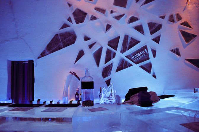 Iffat Khan, un estudiante de maestría en la Universidad de Uppsala en Suecia, visitó el IceHotel el mes pasado en Jukkasjärvi, Suecia. "Incluso los vasos en el bar están hechos de hielo", escribió Khan. Esperemos que sirvan bebidas fuertes para "romper el hielo".