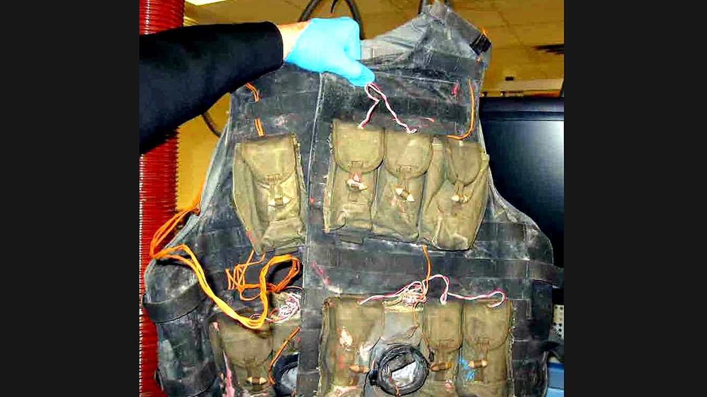 Un inerte chaleco suicida también fue encontrado. Las armas inertes y réplicas son tan confiscables como las reales, dice la TSA. 